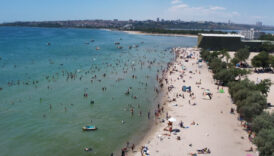 istanbulda sicak hava etkisini gosterdi vatandaslar menekse plajina akin etti Klg4l6jI