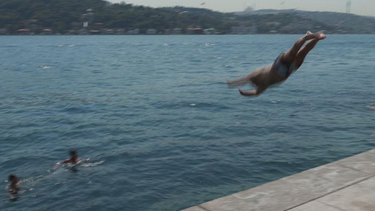 istanbulda sicak havadan bunalanlar denize girdi 1 fLyvCBt6