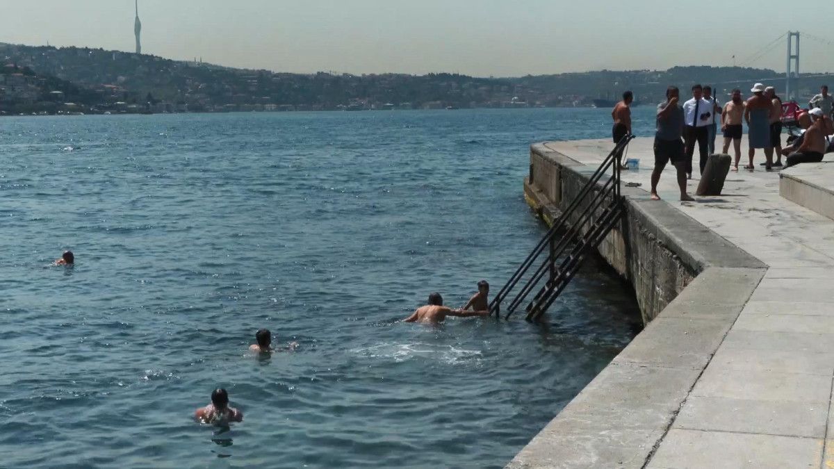 istanbulda sicak havadan bunalanlar denize girdi 11 3MBqrt5O