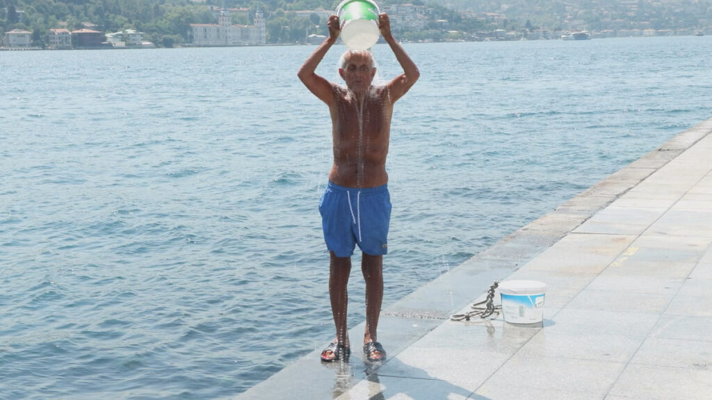 istanbulda sicak havadan bunalanlar denize girdi wZvzGzlU
