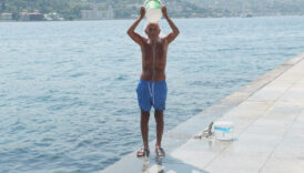 istanbulda sicak havadan bunalanlar denize girdi wZvzGzlU