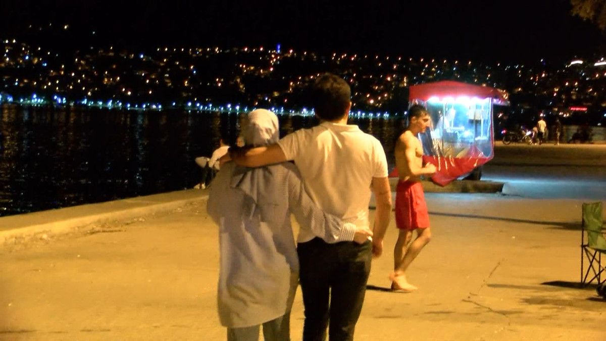 istanbulda sicaktan bunalanlar geceyi disarida gecirdi 0 EpQSdTba