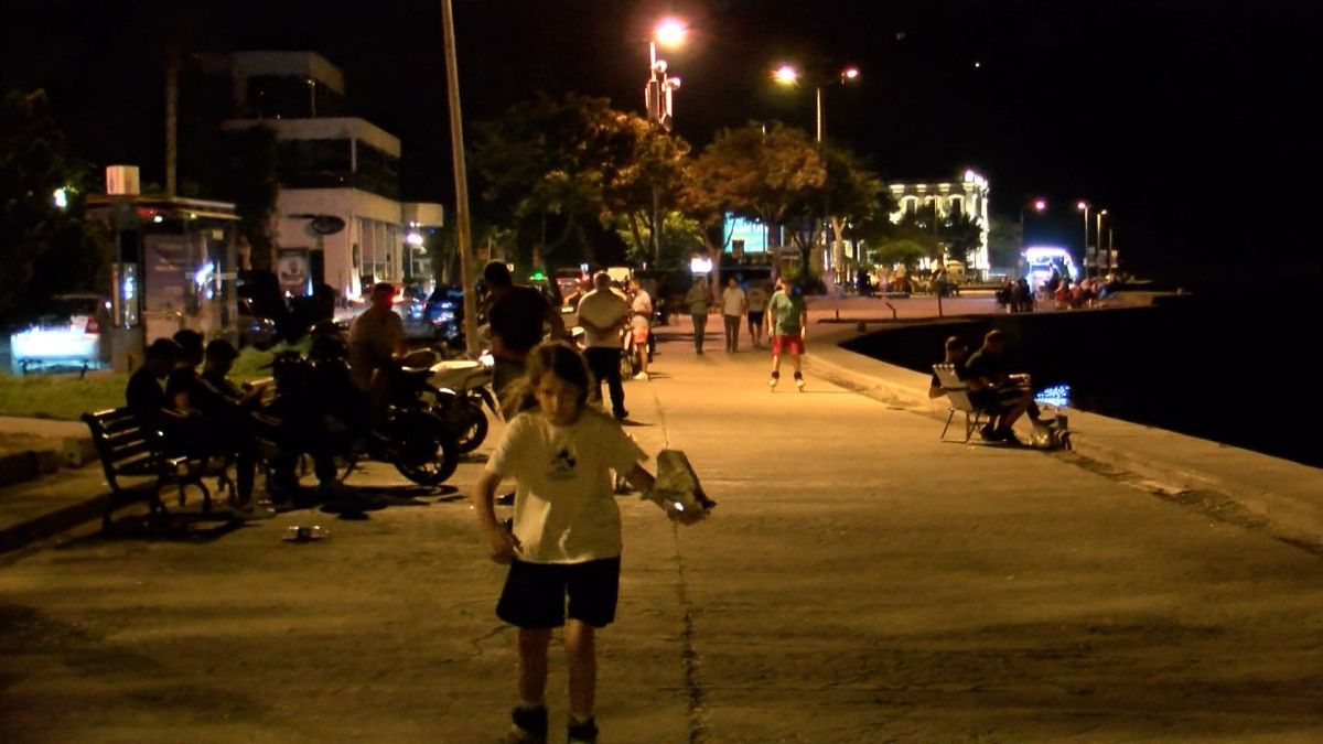 istanbulda sicaktan bunalanlar geceyi disarida gecirdi 2 IjzvabcG