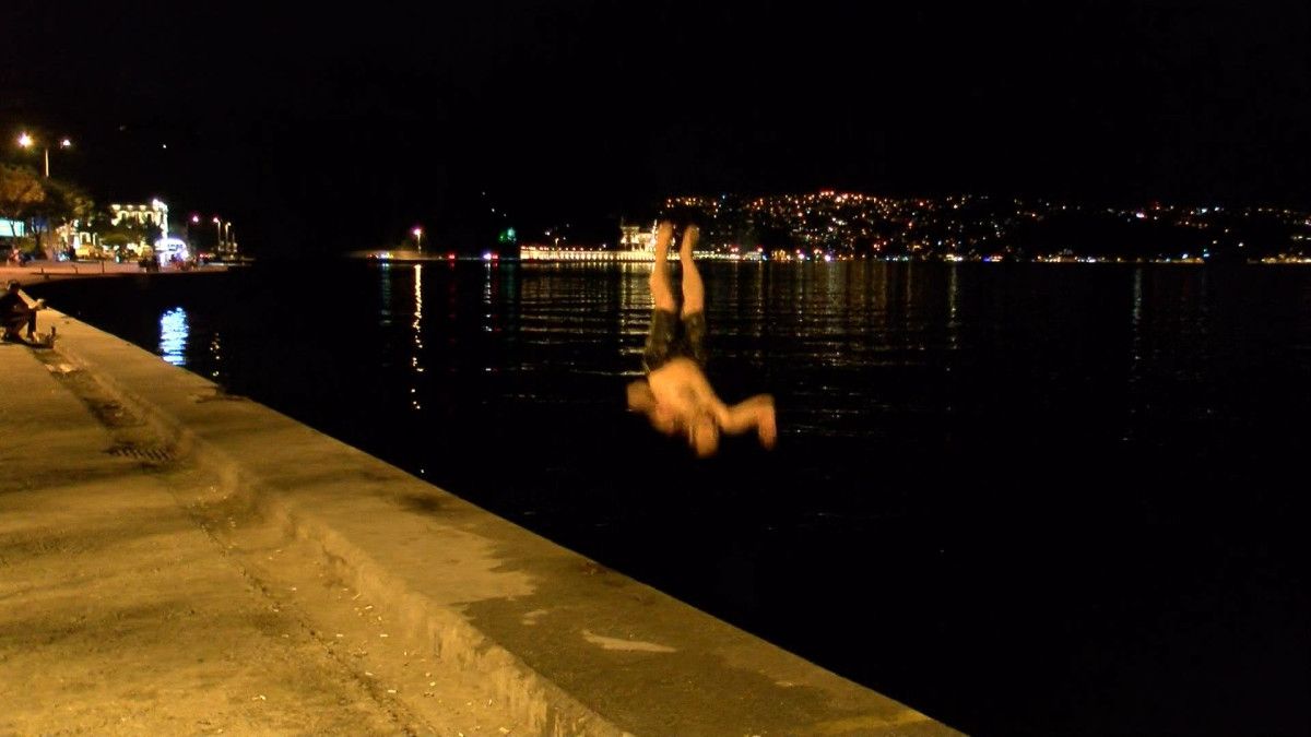 istanbulda sicaktan bunalanlar geceyi disarida gecirdi 5 XO569Mcp