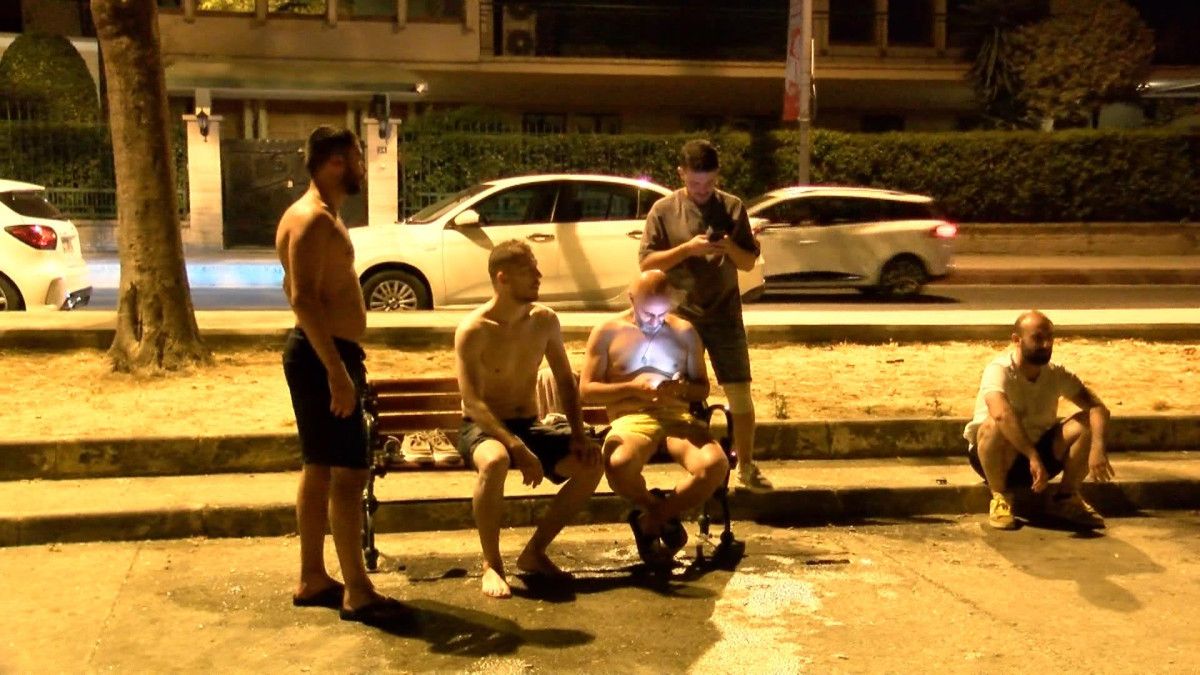 istanbulda sicaktan bunalanlar geceyi disarida gecirdi 6