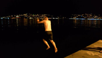 istanbulda sicaktan bunalanlar geceyi disarida gecirdi lBGc9BNi