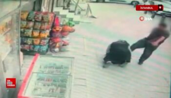 istanbulda zihinsel engelli sahis sokak ortasinda annesine saldirdi mL5q32cL