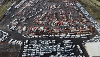 istanbulun hurda otomobilleri arac mezarliginda curuyor GEScOOOI