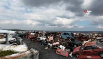 istanbulun hurda otomobilleri arac mezarliginda curuyor ucmDff3V