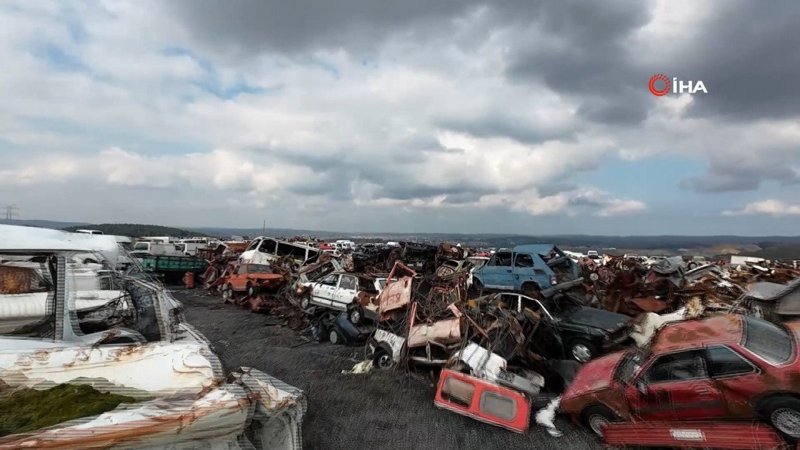 istanbulun hurda otomobilleri arac mezarliginda curuyor ucmDff3V