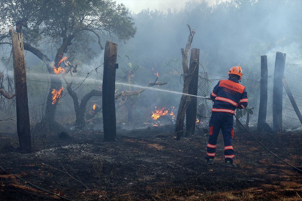 italyanin sicilya adasinda orman yanginlariyla mucadele 1 SjOOAZcC