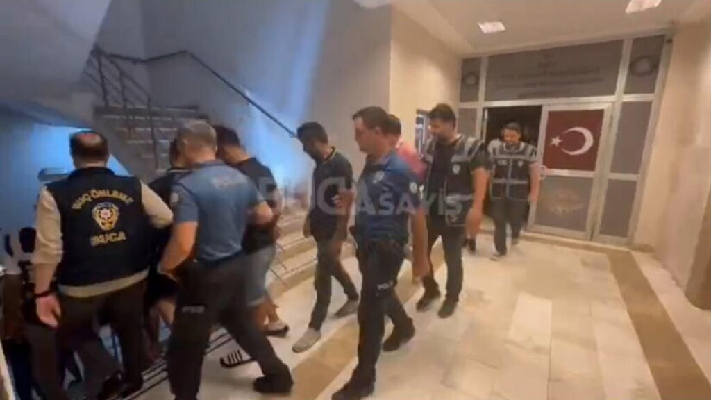 izmirde gemi kaptanligi ehliyeti vaadiyle dolandirilan 6 magdur 3 supheliyi alikoydu yOdF3YKC