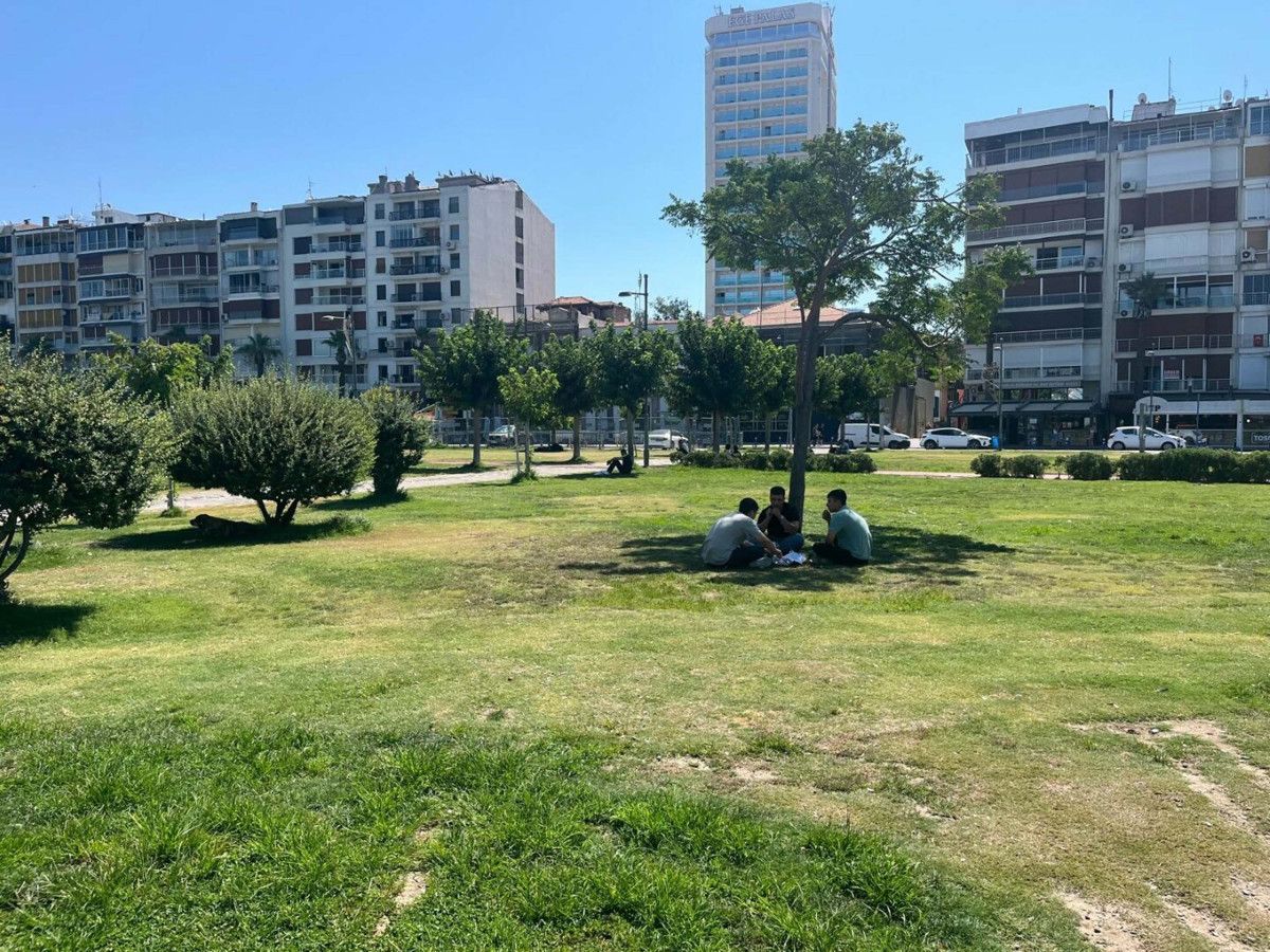 izmirde sicak hava etkisi kordon bos kaldi 0