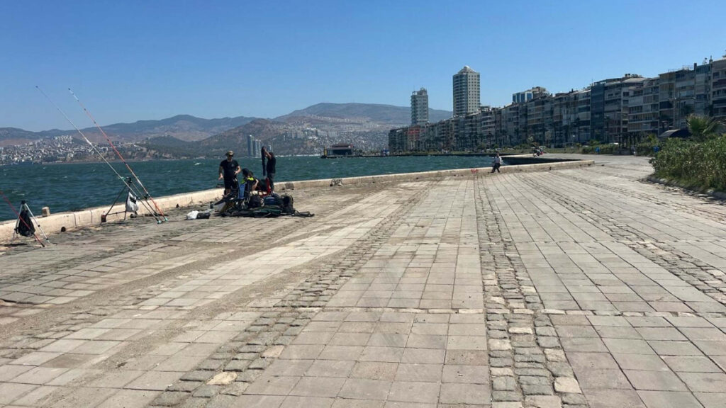 izmirde sicak hava etkisi kordon bos kaldi BvnhfYks