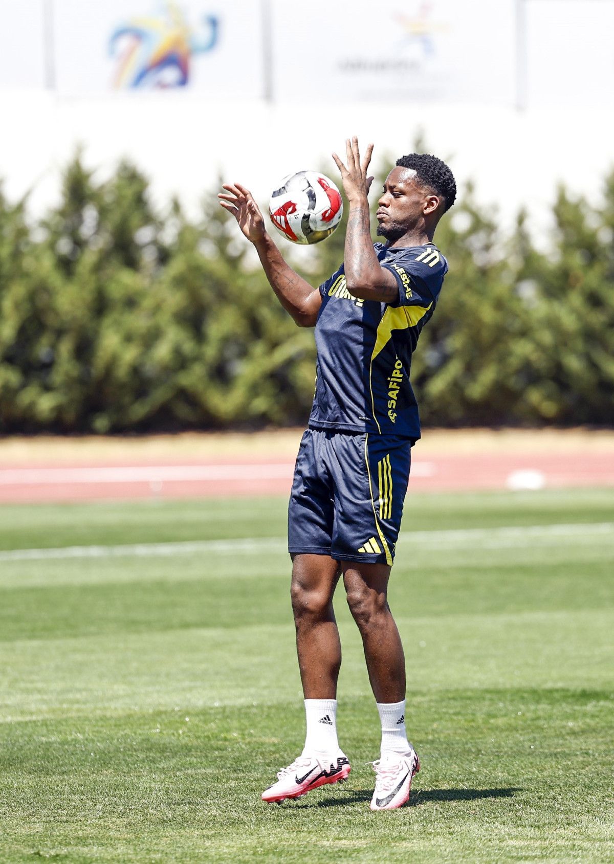 jhon duran fenerbahcede ilk antrenmanina cikti 1 Te94rFQG