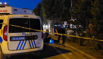 karabukte otomobilin carptigi genc hayatini kaybetti LMTuNrzK