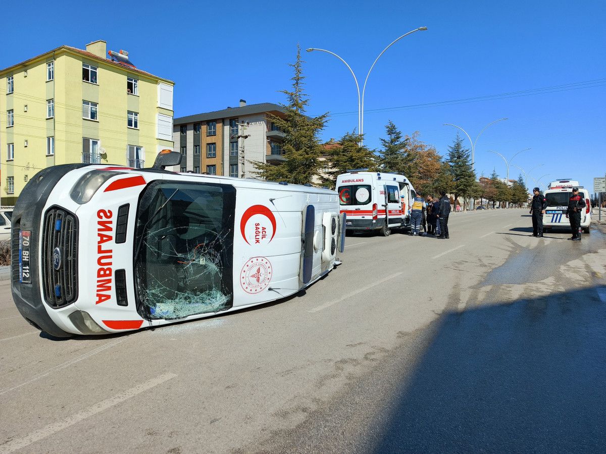 karamanda otomobil ambulansa carpti 6 yarali 2