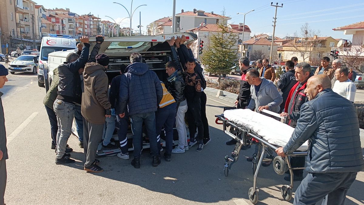 karamanda otomobil ambulansa carpti 6 yarali 4 VJenbCLA
