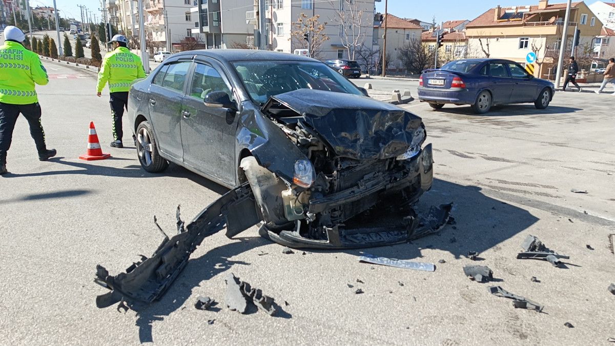 karamanda otomobil ambulansa carpti 6 yarali 6 25DfGtar