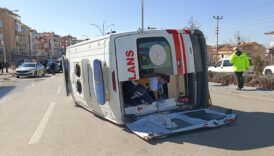 Karaman'da otomobil ambulansa çarptı: 6 yaralı 4 karamanda otomobil ambulansa carpti 6 yarali 8m6Y1Yzg