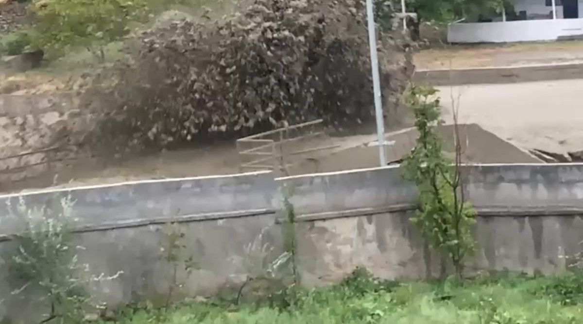 Kars'ta şiddetli yağış: Selin geliş anı kamerada 1 karsta siddetli yagis selin gelis ani kamerada 0 AQiUQTWM