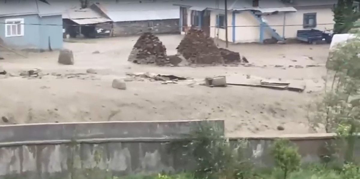 Kars'ta şiddetli yağış: Selin geliş anı kamerada 2 karsta siddetli yagis selin gelis ani kamerada 1 4jnDpaNj