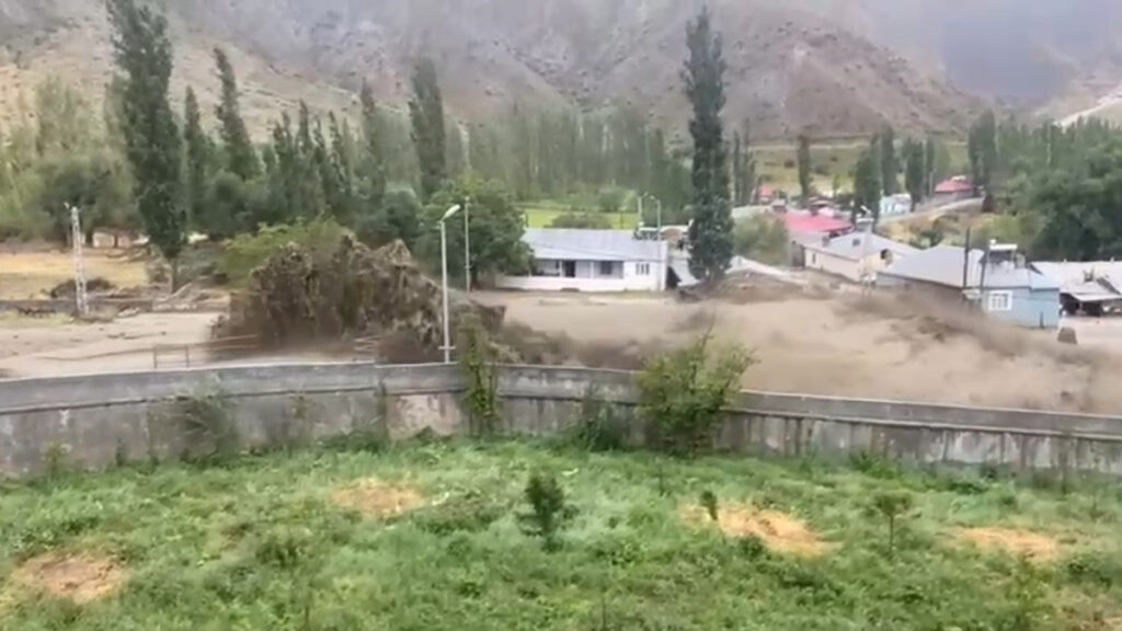 karsta siddetli yagis selin gelis ani kamerada cw24QZcG