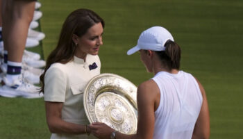 kate middleton wimbledon tenis turnuvasinda ayakta alkislandi DTzW9ckb