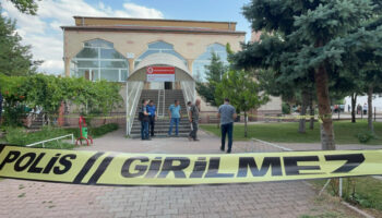 kayseride husumetli komsusunu camide namaz kilarken bicakladi PESv76h2