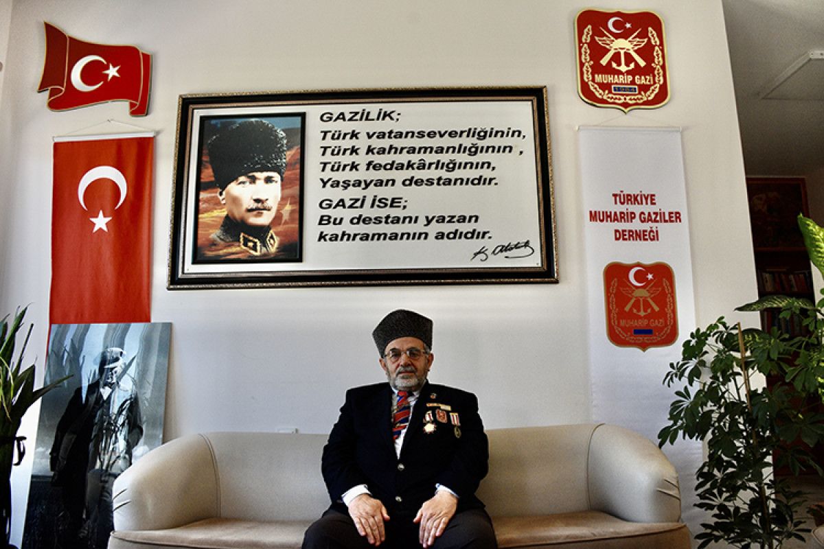 kibrista siir yazmaya baslayan gazi 250den fazla siiriyle anilarina isik tutuyor 3 tvsG75rU