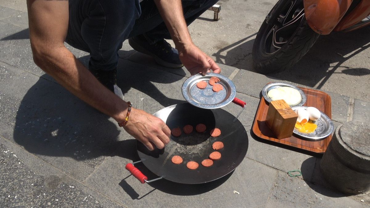 kiliste 42 derece sicaklikta beton uzerinde sucuklu yumurta pisirdi 0 mGmv1ip5