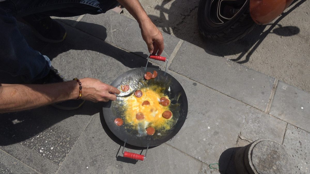 kiliste 42 derece sicaklikta beton uzerinde sucuklu yumurta pisirdi 1 AHGm7YHb