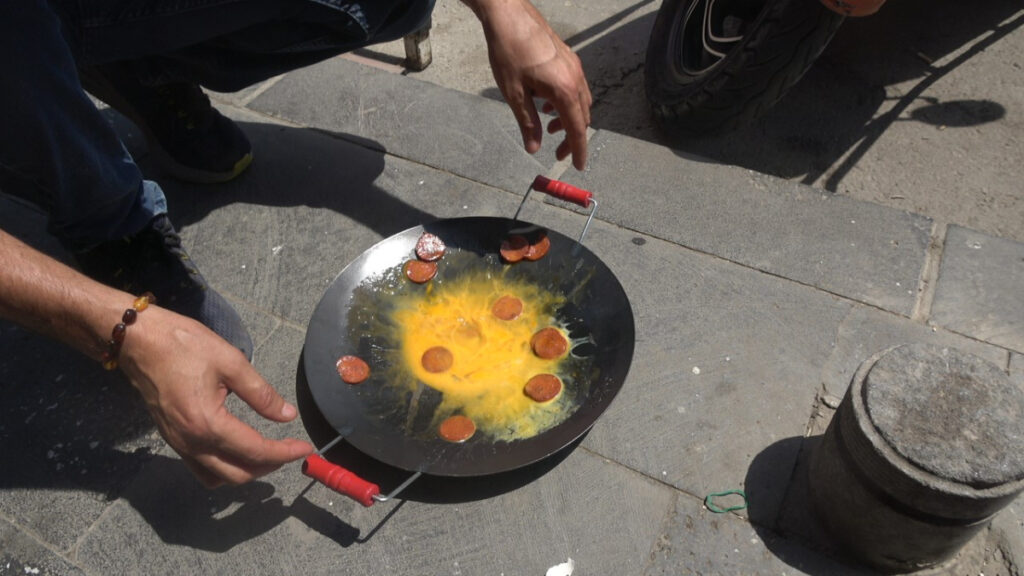 kiliste 42 derece sicaklikta beton uzerinde sucuklu yumurta pisirdi 1y8TPNYa