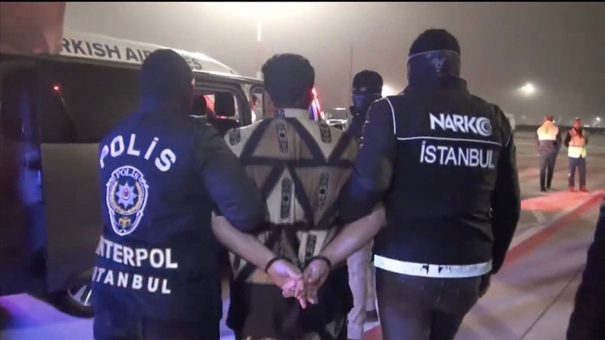 Kırmızı bültenle aranan 15 suçlu Türkiye’ye getirildi 3 kirmizi bultenle aranan 15 suclu turkiyeye getirildi 2 vqI5q8PV