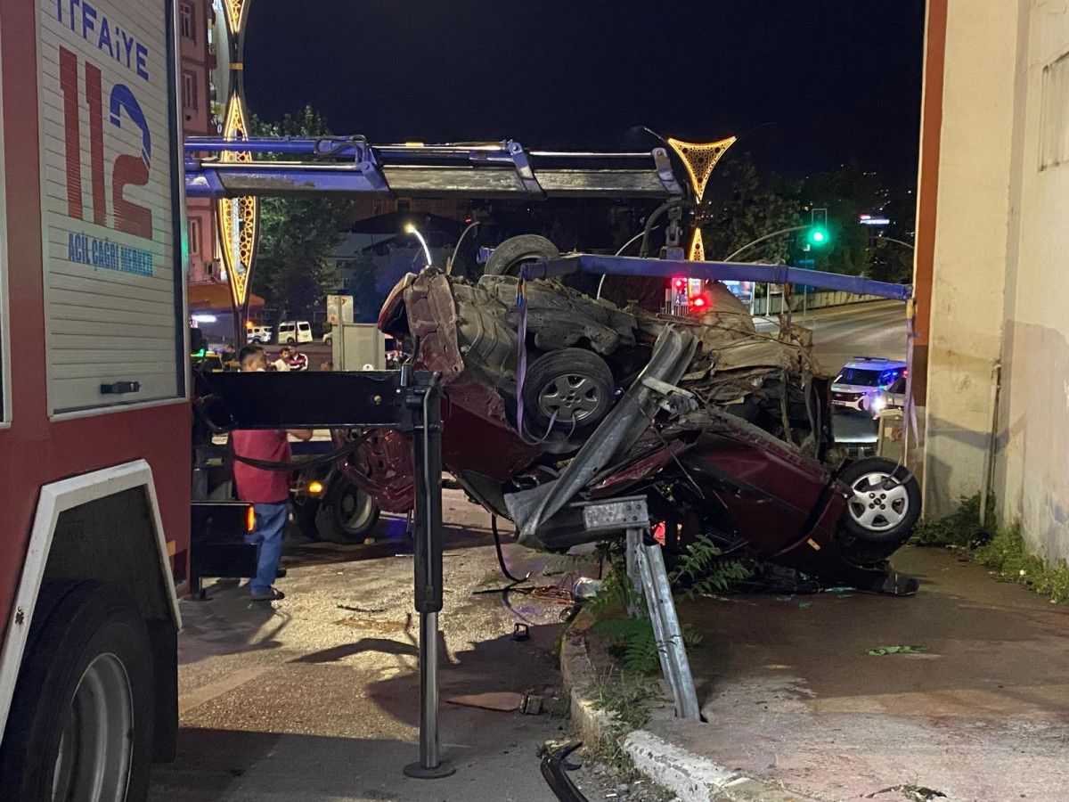 kocaelide otomobil carptigi bariyerde asili kaldi 2 kisi hayatini kaybetti 1 MbOZ94z1