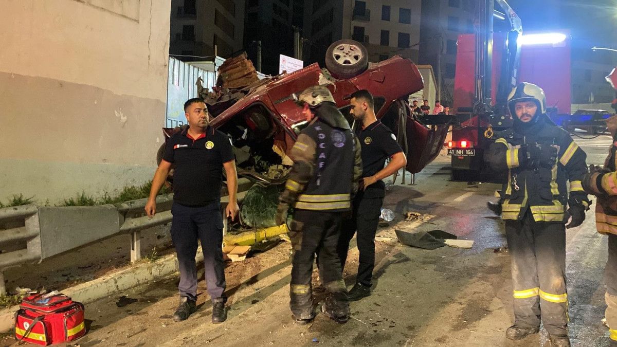 kocaelide otomobil carptigi bariyerde asili kaldi 2 kisi hayatini kaybetti 2 OKnsX84v