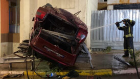 kocaelide otomobil carptigi bariyerde asili kaldi 2 kisi hayatini kaybetti zkuijpqg