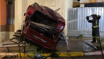 kocaelide otomobil carptigi bariyerde asili kaldi 2 kisi hayatini kaybetti zkuijpqg