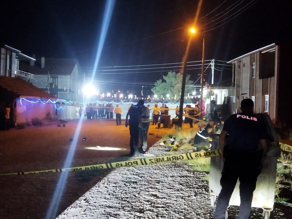 konyada dugunde ateslenen tufekten cikan sacmalar 2 kisiyi yaraladi 0 RIIXipjN