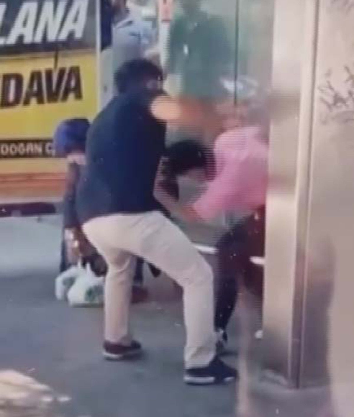 konyada komsusu olan genc kadina tornavidayla saldiran sahis yakalandi 0 bf2GI4GC