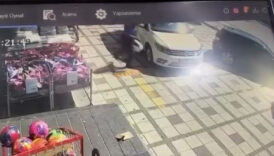 konyada posetleriyle ugrasirken otomobilin altinda kaldi FV8JHXzZ