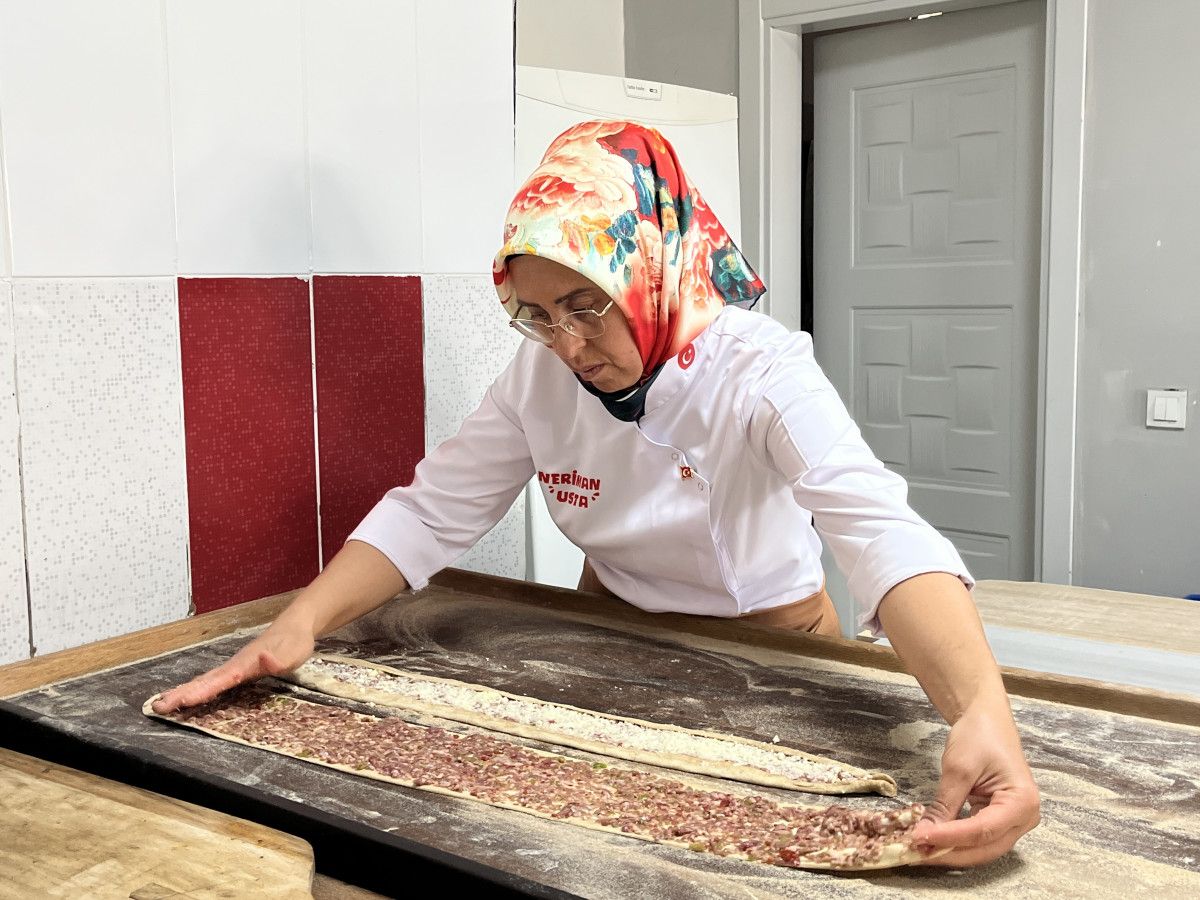 Konya'da tek kadın usta: Etli ekmek onun elinde lezzet buluyor 3 konyada tek kadin usta etli ekmek onun elinde lezzet buluyor 2 i3bhjiJH