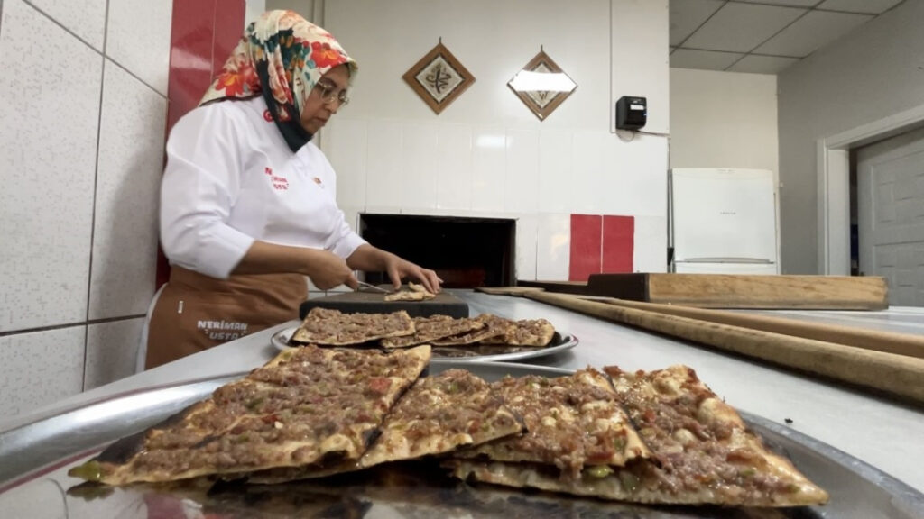 konyada tek kadin usta etli ekmek onun elinde lezzet buluyor Aj6H71zK