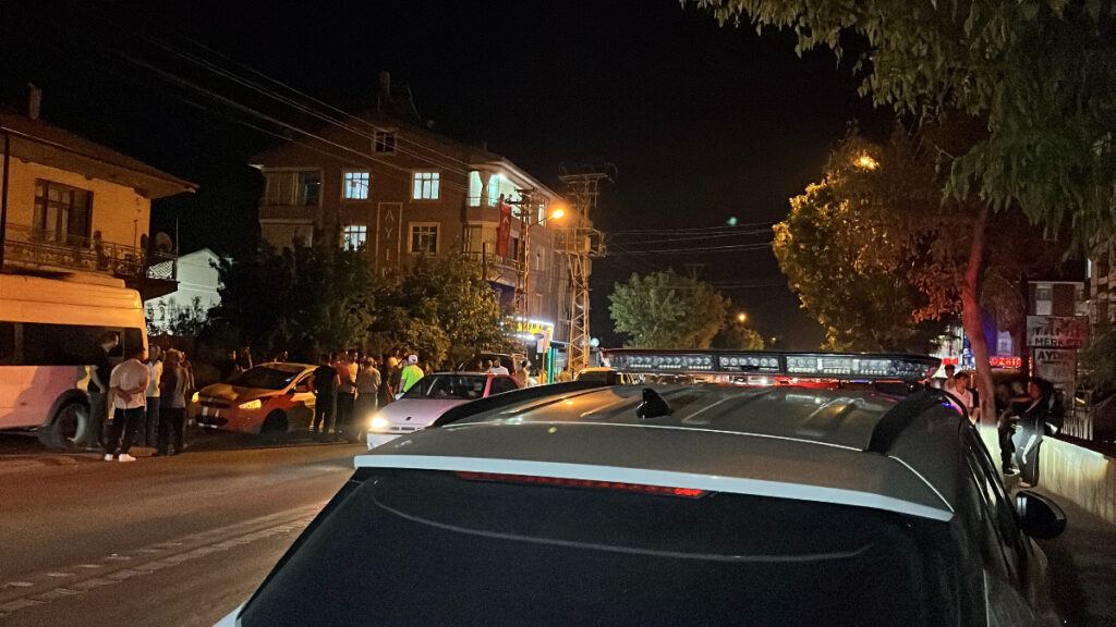 konyada yola firlayan cocuga iki otomobil carpti EiyiWl3Q