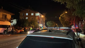 konyada yola firlayan cocuga iki otomobil carpti EiyiWl3Q