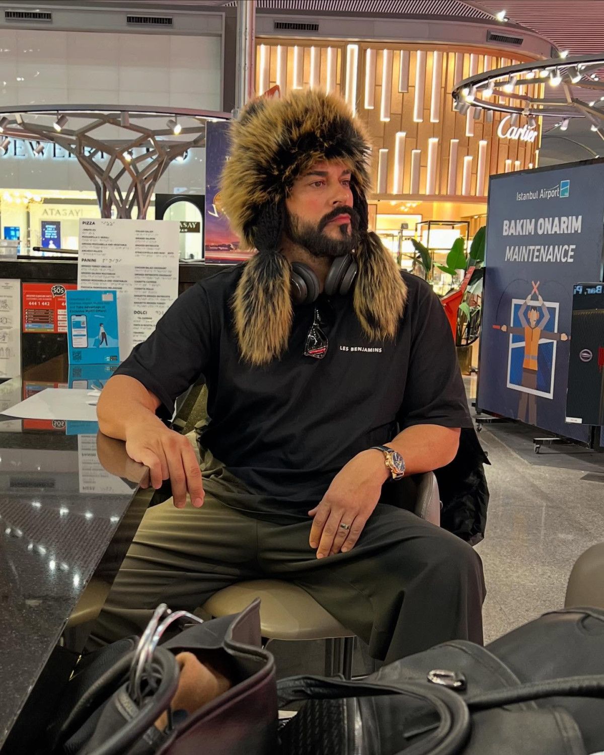 kurulus osmandan ayrilinca kuafore kostu burak ozcivitin yeni imaji 0 Q6ZhwAIJ