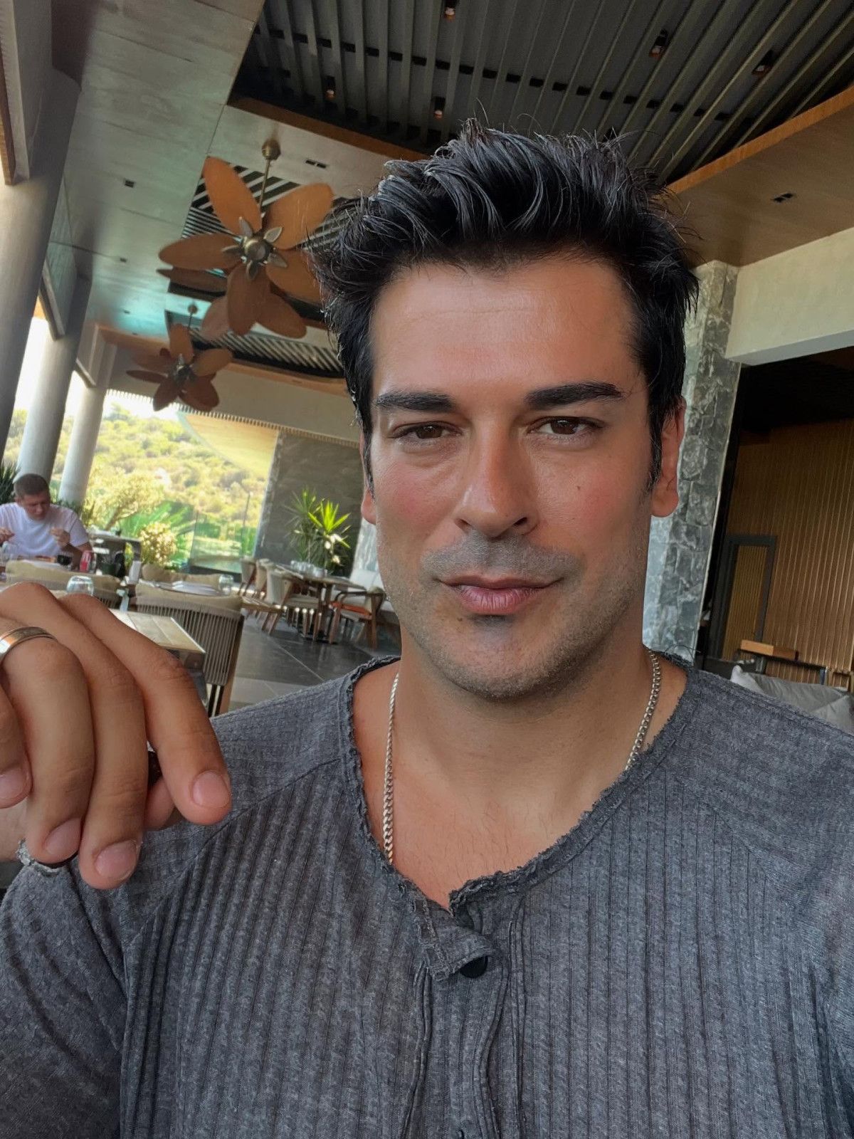 kurulus osmandan ayrilinca kuafore kostu burak ozcivitin yeni imaji 1 lnH225KC