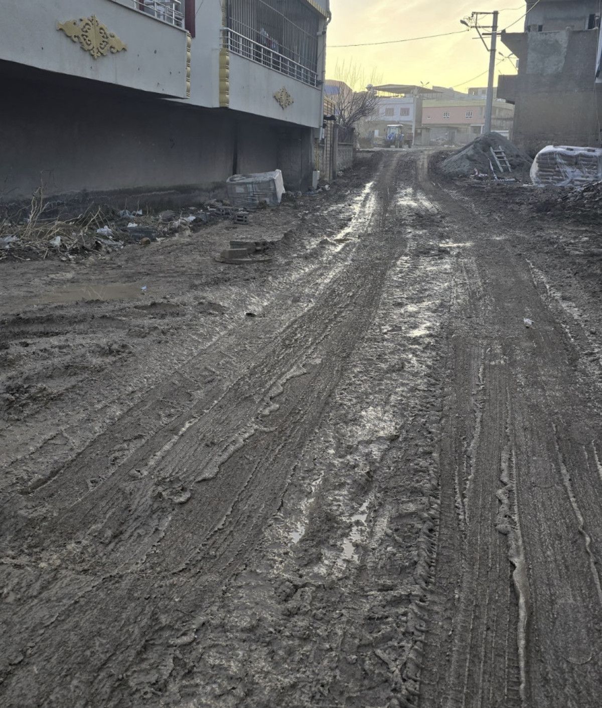 mardinde kayyum tarafindan yapilan yol dem partili belediye tarafindan bozuldu 0 5hqqXSZG