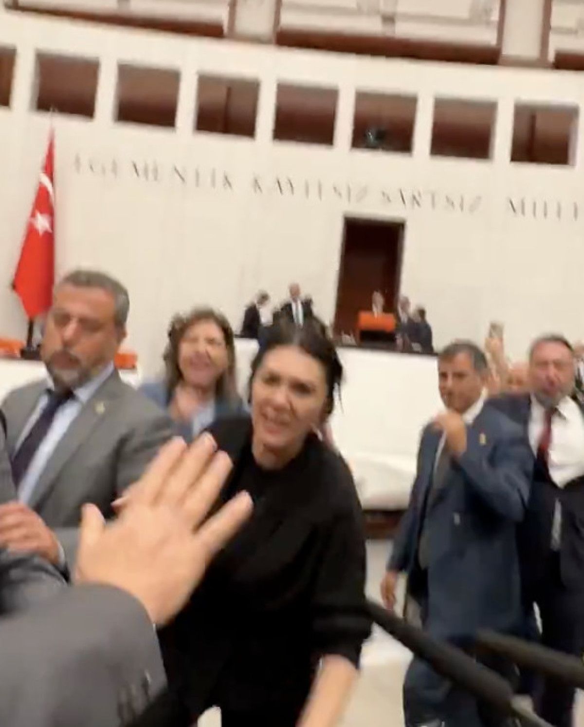 mecliste zeytinlik kavgasi chpli vekiller kursuyu isgal etti 0 kh6UvMjb