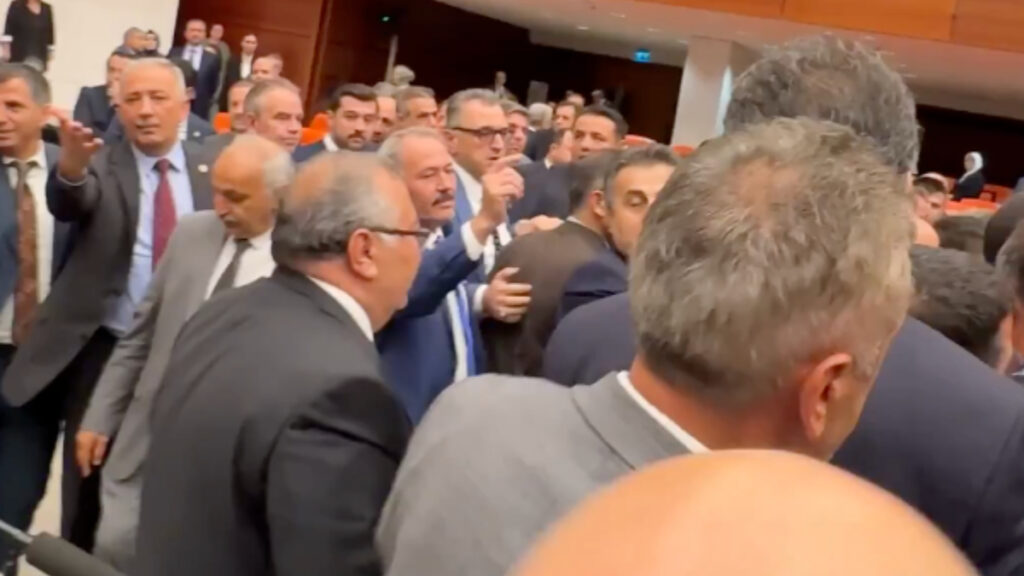mecliste zeytinlik kavgasi chpli vekiller kursuyu isgal etti V6GHD1NW